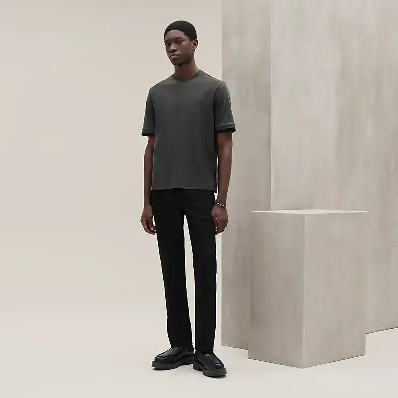 Modèle portant une tenue de la collection ATELIER PRIVÉ, alliant haute couture et confort inégalé.