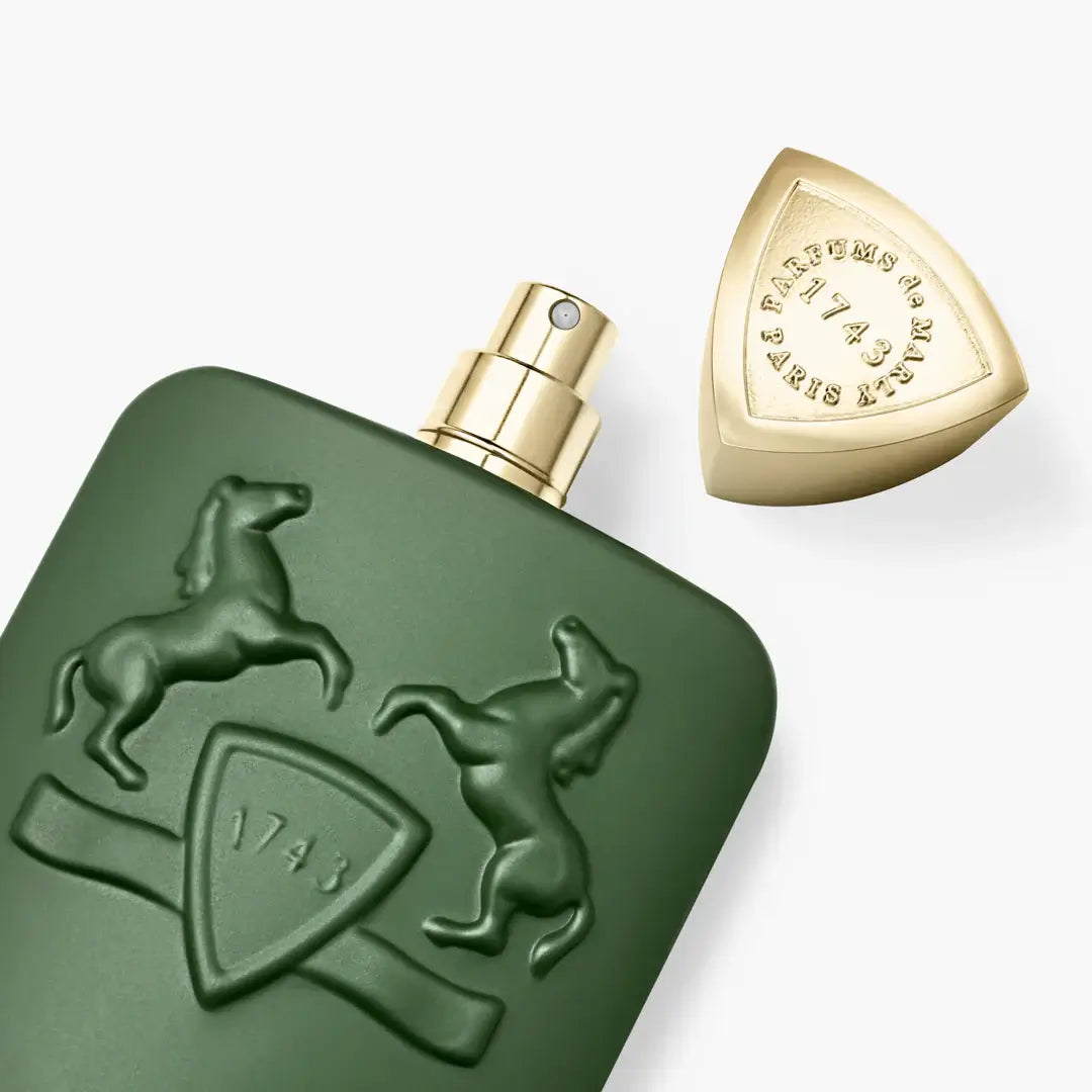 Flacon de parfum boisé aromatique Haltane avec capuchon doré et design élégant.