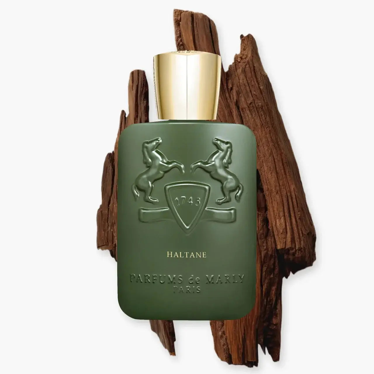Flacon de parfum Haltane boisé aromatique, avec un design élégant et raffiné sur fond de bois précieux.