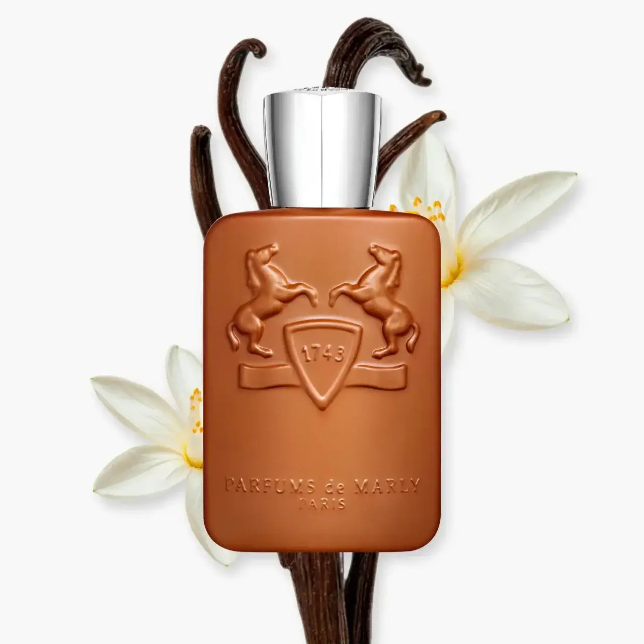 Parfum ALTHAIR de Parfums de Marly, bouteille marron avec fleurs de vanille en arrière-plan.