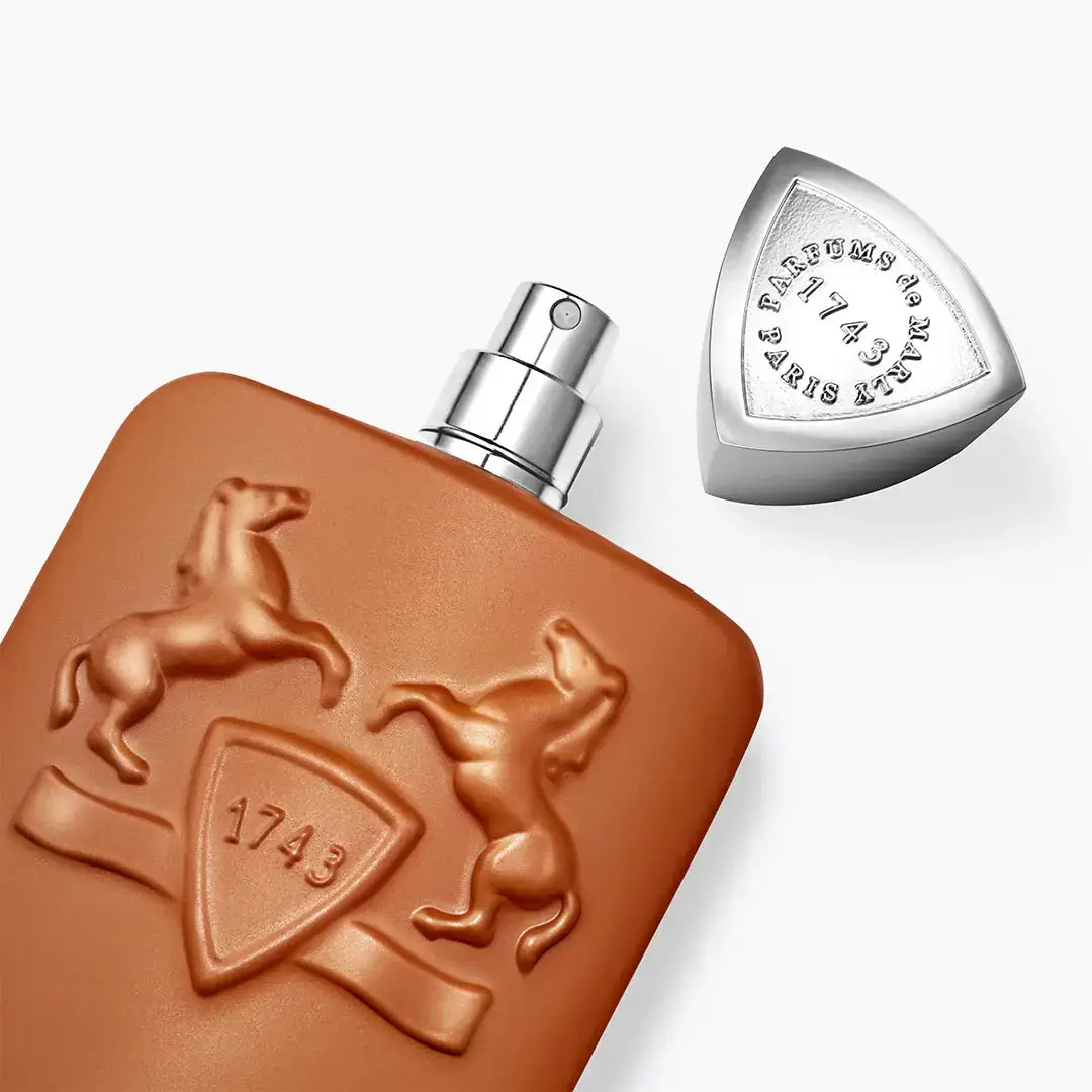 Parfum ALTHAIR en bouteille élégante, avec capuchon argenté, présenté en gros plan.
