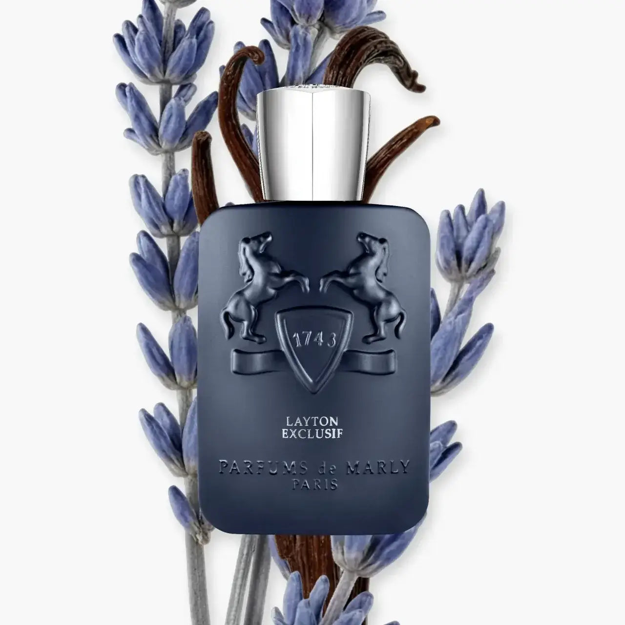 Bouteille de parfum LAYTON de Parfums de Marly, ornée de lavande et de gousses de vanille.