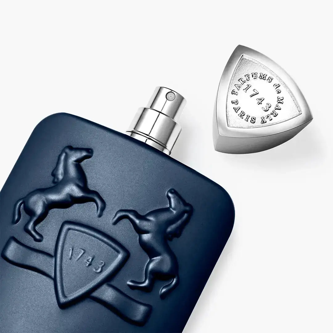 Flacon de parfum LAYTON de Parfums de Marly, design élégant avec un bouchon distinctif.