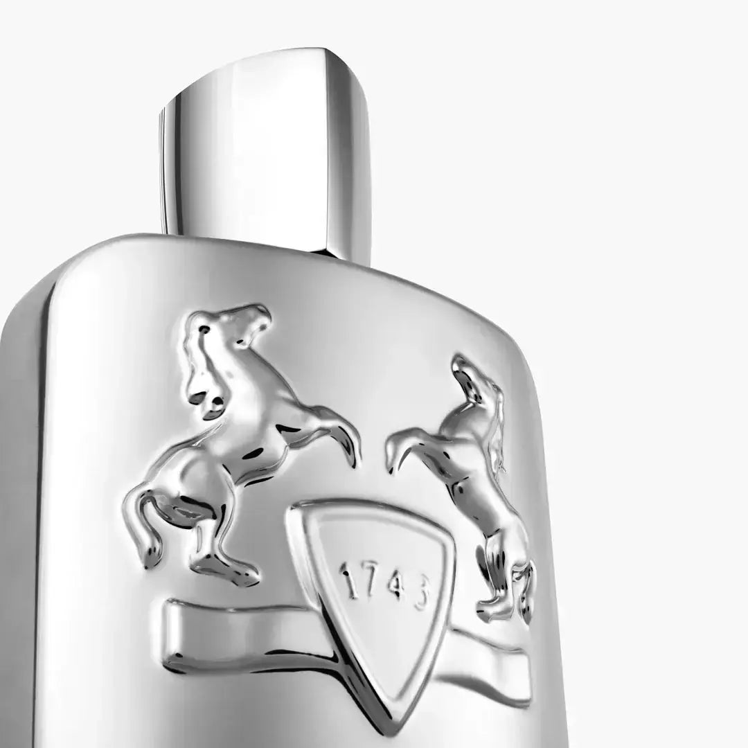 Flacon de parfum PEGASUS avec logo distinctif et designs de chevaux, représentant l'élégance de Parfums de Marly.