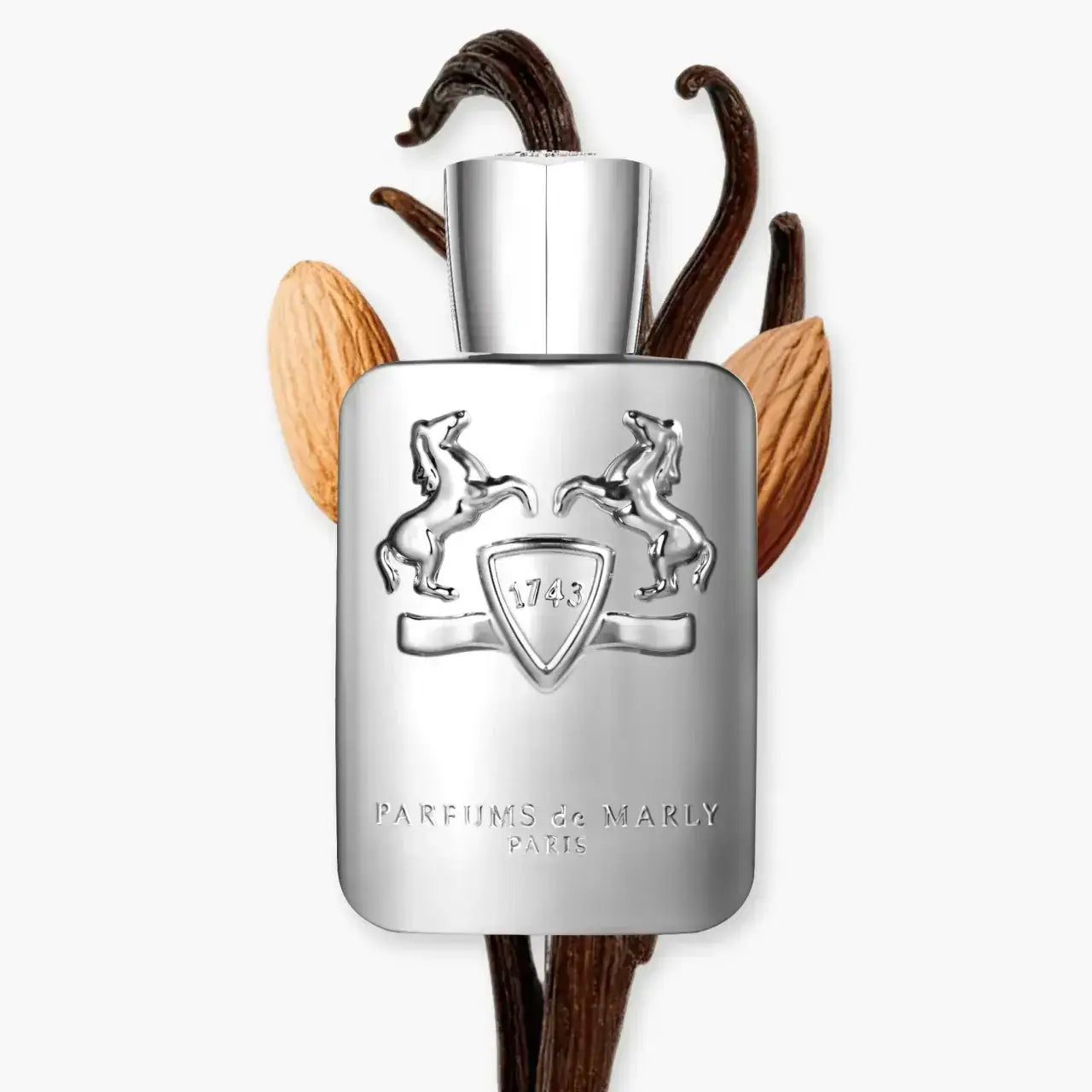 Bouteille de parfum PEGASUS de Parfums de Marly, ornée d'amandes et de gousses de vanille.