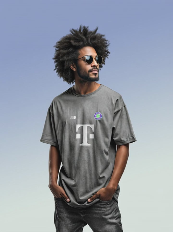Charger la vidéo: MÜNCHEN — RED FADED · T-SHIRT OVERSIZE 260G