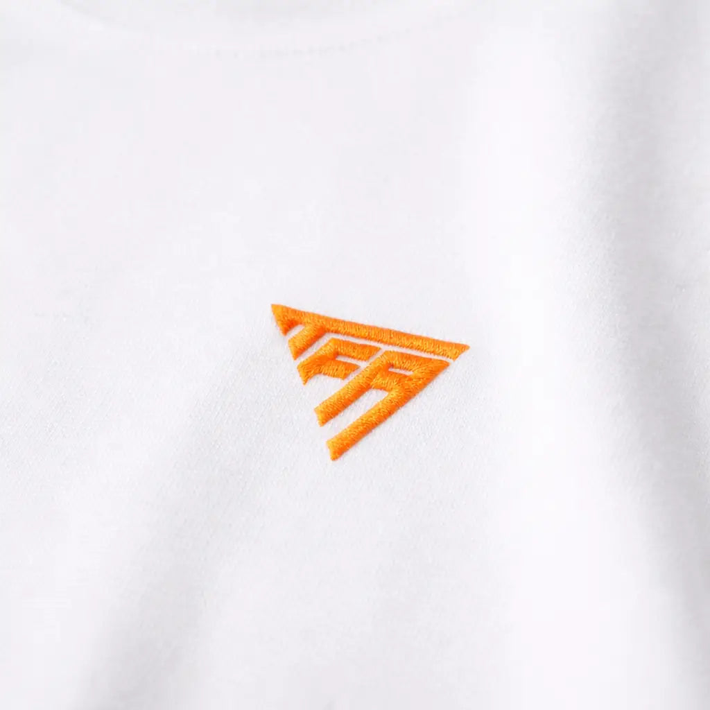 T-shirt manches longues blanc 220g berkane avec logo triangulaire brodé orange sur le devant