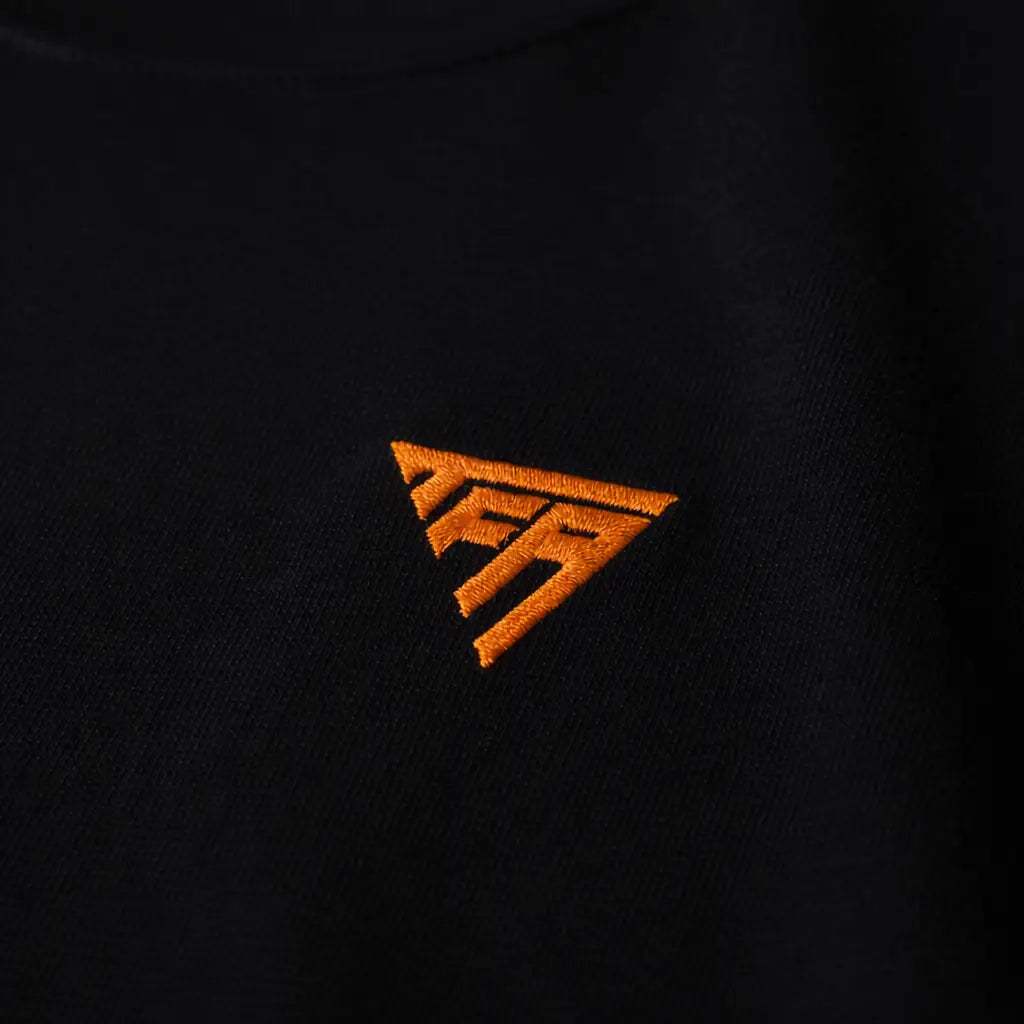 Sweat à capuche noir avec logo triangulaire orange brodé tff sur t-shirt manches longues 220g berkane