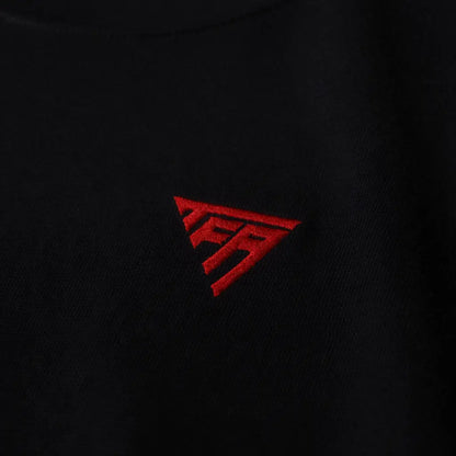 T-shirt manches longues 220g maroc noir avec logo triangulaire rouge brodé en relief sur le devant