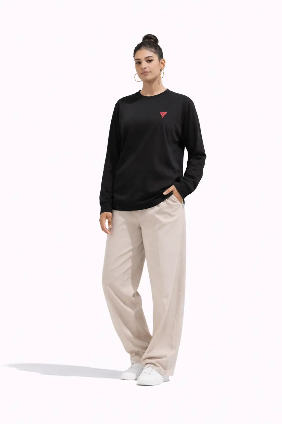 Sweatshirt noir manches longues 220g maroc avec petit logo triangulaire rouge sur la poitrine gauche