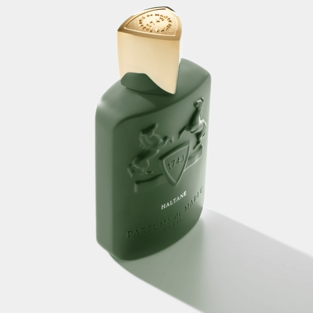 Flacon de parfum boisé aromatique Haltane, design élégant avec capuchon doré.