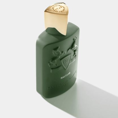 Flacon de parfum boisé aromatique Haltane, design élégant avec capuchon doré.